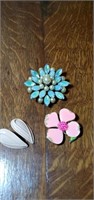 Stunning broaches amd a pair of earrings