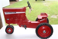 International Farmall 856 pedal tractor (has