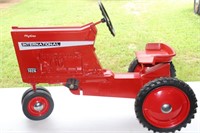 International Farmall 1026 Hydro pedal tractor