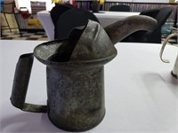 Metal oil can