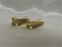 Goldtone Signed Bellezza earrings 1"
