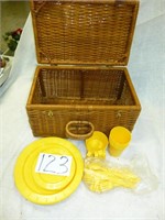 Picnic basket with accesories
