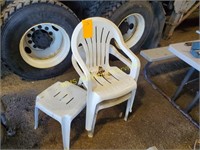 2 Plastic Lawn Chairs with Table