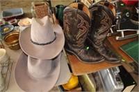 Size 9 1/2 cowboy boots & 2 hats