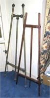 Lot: 2 Easels, 1 brass and 1 wood.