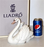 Lladro 05231 Swan w Wings Spread in Box