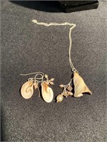 Set of earrings and pendant with shell and pearls