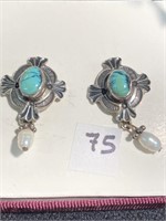 Pair of earrings with turquoise and pearl set in