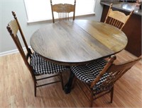 Oak dining table with 4 chairs (42 x 52) leaf