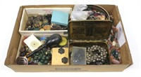 Lot: Vintage Button and beads