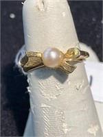 Vintage pearl ring marked 10 KGF the ring has