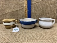 2 Crockery spit cups and small bowl