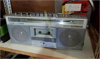 GE STEREO AM/FM CASSETTE PLAYER/RECORDS