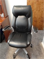 NEWER LAZYBOY DELUXE LEATHER OFFICE CHAIR