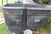 RUBBER MAID FEED CART