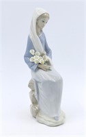 Lladro Girl w/ Lilies Sitting Porcelain Figurine