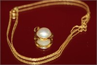18 KY Gold mabe pearl pendant and chain.