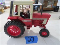 IH 1086 tractor w/cab