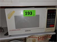 EMERSON SMALL WHITE MICROWAVE OVEN