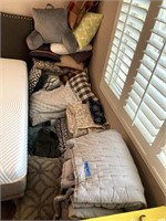 MB - Pillows & Blankets Lot 50pc