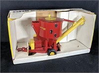 Ertl 1:16 New Holland Die Cast Grinder Mixer