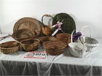 Lot of 12 wicker baskets