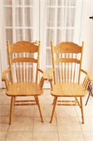 2 chaises en bois Pressback chairs