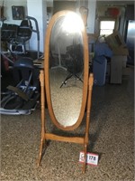Upright oval swivel mirror