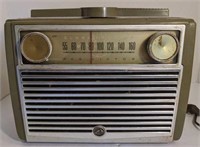 RCA Victor Globetrotter 1950s AM tube Radio.