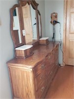9 Drawer Serpentine Front Dresser with Mirror