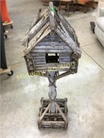 HICKORY STYLE BIRD HOUSE ON STAND