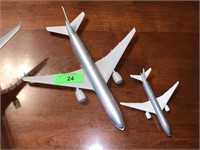 2PC PLANE LOT 1 IS DIE CAST THE LEFT (SEE NOTES)