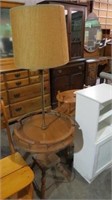 ROUND GALLERY TABLE W/LAMP, BURLAP SHADE