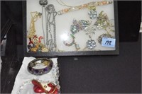 COSTUME JEWELRY: BROOCHES, NECKLACES, RING, ETC.