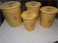 4 pc. Tupperware canister set w/lids
