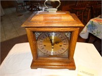 Howard Miller mantle clock w/key & manual  6"d x