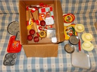Vintage Child's toy tin & plastic bakeware