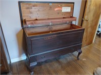 Beautiful 1941 Lane cedar chest with drawer