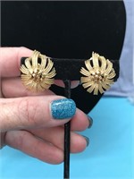 Vintage Lisner Gold Metal Clip On Earrings