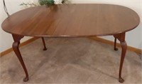 Oval Lexington dining table w/ 2 leaves .