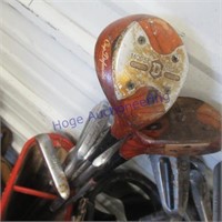 Golf bag (red/print) w/ clubs
