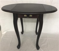 Small drop leaf table measuring 16“ x 24“ x 20“