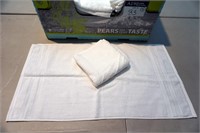 (each) Grandeur Hospitality White Hand Towels