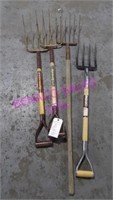 LOT, 3 PCS PITCH FORKS + 1 SPADE FORK