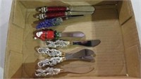 COLLECTION OF 8 CHEESE SPREADERS