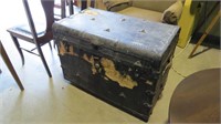 ANTIQUE LARGE TRUNK W/TRAY, 34 X 20 X 25"