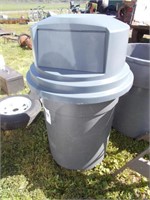 Rubber Maid Poly Garbage Bin w/Dome Lid