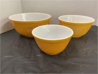 Pyrex yellow mixing bowls