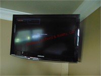 Samsung tv w/ remote (buyer unhooks from wall...