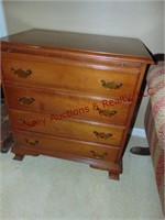 4 drawer wood dresser 28x18x29